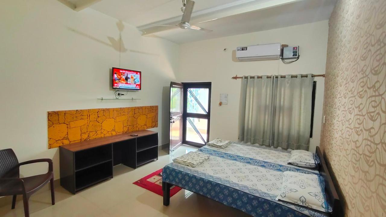 Iora Guest House Bharatpur Bagian luar foto